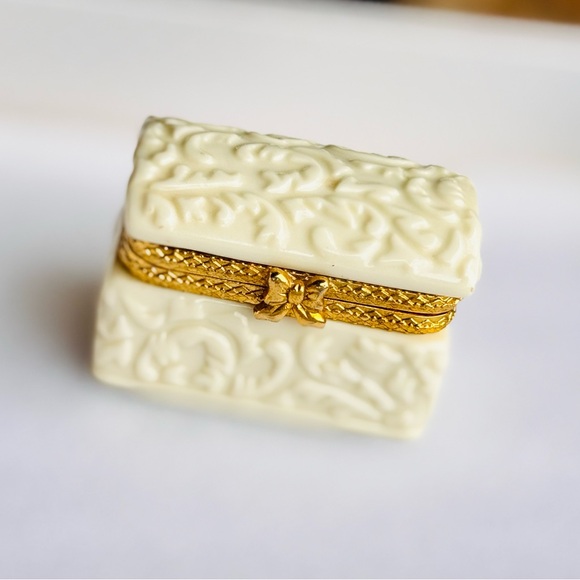 VINTAGE Hollywood Regency Ivory Ceramic Trinket Box w Gold Trim Bow & Hinge - Picture 6 of 16